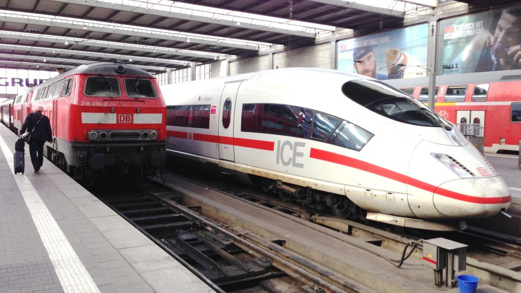 Züge Deutsche Bahn DB im Bahnhof München Hbf