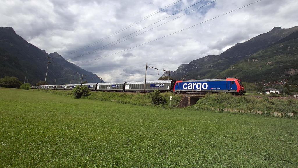 Güterzug unterwegs durch die Schweiz