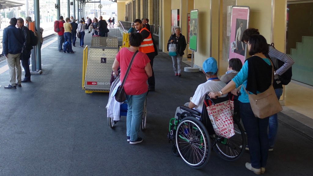 Reisende im Rollstuhl Bahnhof Bellinzona