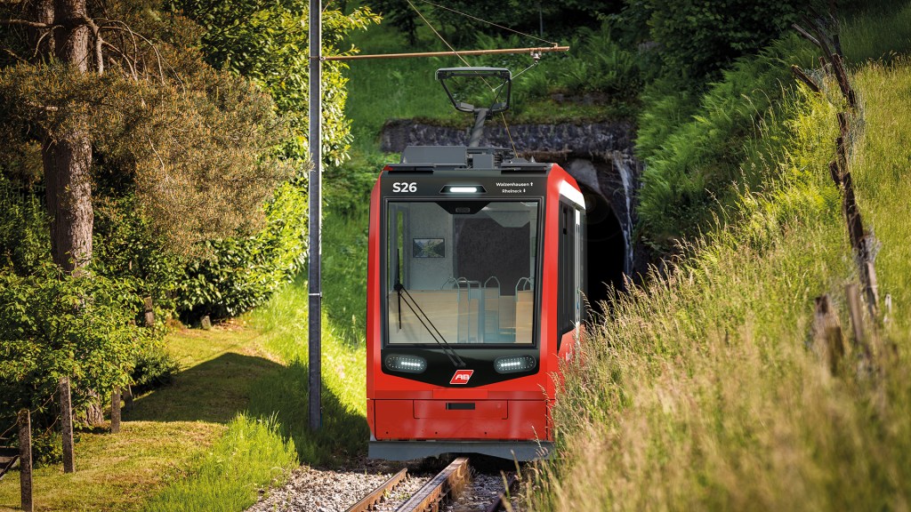 Neue Bahn mit grossem talseitigen Panoramafenster in Richtung Bodensee